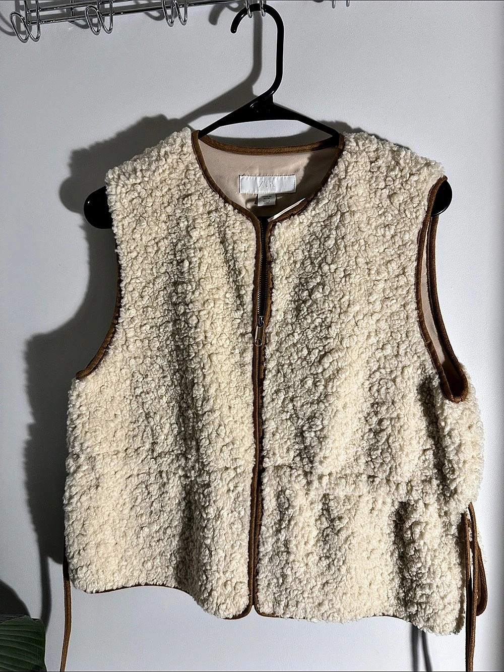 Zara Sherpa Vest in Cream Size Medium Like New
